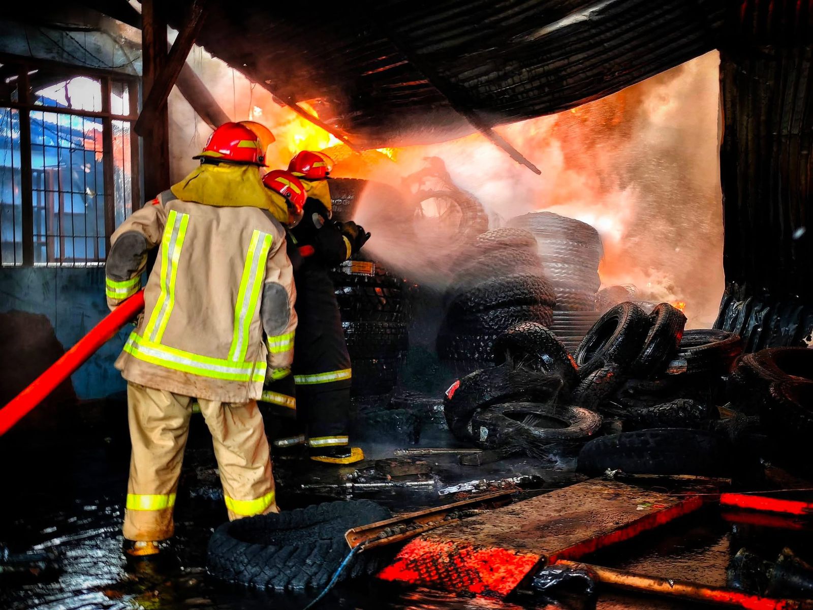 CBMAC COMBATE INCÊNDIO EM EDIFICAÇÃO COMERCIAL BOLIVIANA